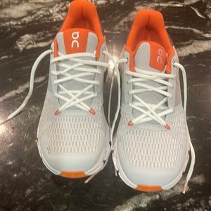 New mens 7.5 On Cloud sneakers.